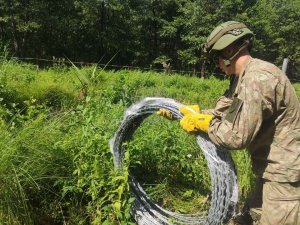 Литве не хватило колючей проволоки для забора на границе с Белоруссией. Военные проложили всего 4,5 из 550 км