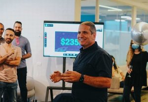 [Чужой, среди «своих»] Всемирно известный топ-менеджер в ИТ-сфере Ави Голан требует как можно скорее остановить рост зарплат ИТ-специалистов: это «вредит всей отрасли»