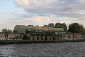 Ракетный комплекс "Ярс" впервые перебросили через реку: Он может уничтожить Вашингтон с любого берега Оки  (Мобильные батареи способны форсировать водные преграды в любом месте)