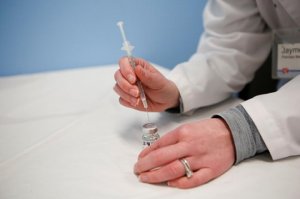 Reuters: власти США могут обязать почти всех въезжающих иностранцев быть вакцинированными