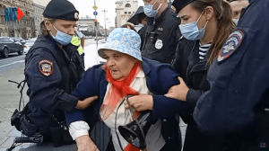 В Москве задержали читавшую стихи бабулю