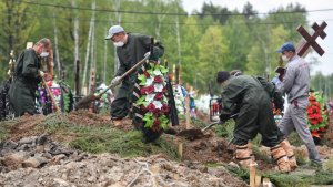 Доходы пошли прахом. Граждане начали экономить на ритуальных услугах