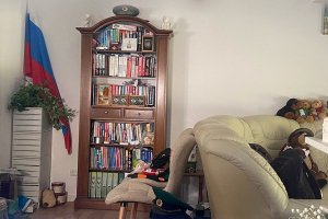 В доме «шпиона Москвы» в Германии нашли флаг России и бескозырку Черноморского флота  (Выглядит так, будто кто-то специально пытался выставить сотрудника посольства фанатом нашей страны )