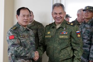 Министры обороны РФ и КНР наблюдают за российско-китайским учением