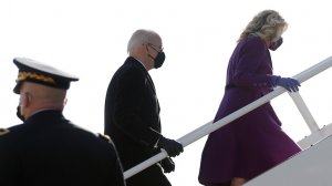 Президент США Джо Байден на несколько недель покинул Белый дом, несмотря на обострение как внешних, так и внутренних кризисов