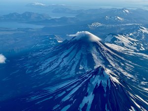 Редкое явление: на аляске извергаются сразу три вулкана