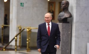Президент России Владимир Путин предложил в 2021 году единоразово выплатить всем пенсионерам России по 10 тысяч рублей каждому