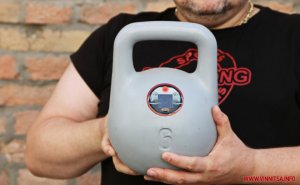 Подбадривает и вопит «Славу»: на Украине создали первую интеллектуальную гирю