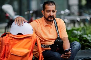 Афганский министр, ставший велокурьером в Германии История Сайеда Садаата приобрела особую известность в связи с хаосом, разворачивающимся дома