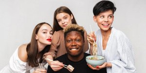 Сеть «Ёбидоёби» извинилась за рекламу с темнокожим мужчиной после угроз «Мужского государства»