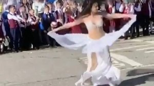 В Хабаровске проверят школу, где на линейке педагог танцевала танец живота