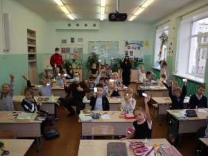 Активисты ОНФ научили младшеклассников школы № 12 в Сыктывкаре быть заметными на пешеходных переходах