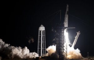 SpaceX запустила на орбиту корабль с коммерческим экипажем