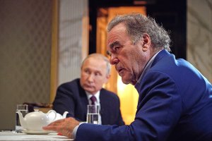 Оливер Стоун считает, что Путин предотвратил превращение России в вассала США   (Вашингтон мог бы стать партнером Москвы, но из-за денег этого не произошло, отметил режиссер)