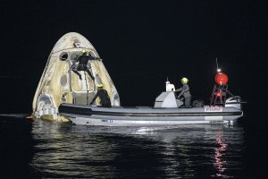 Crew Dragon с непрофессиональным экипажем приводнился у побережья США