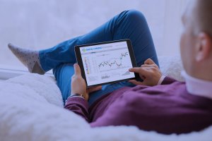 С 1 октября вступает в силу поправка в закон, которая меняет правила инвестиций. Физические лица не смогут просто так вложить сбережения в любой актив по своему усмотрению. Что нового ждёт инвесторов?