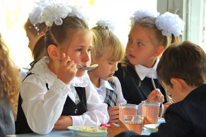 Комбинат «Кавалер» накормил лицеистов супом с гусеницами