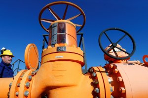 Газ в Европе начал дешеветь на фоне сообщений о заполнении газом «Северного потока — 2»   (Акции "Газпрома" растут на новости о начале заполнения первой нитки "Северного потока - 2" )