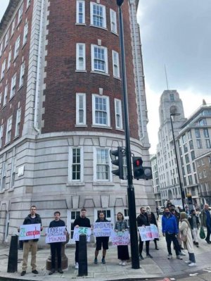 "Нехай поверне гроші в Україну...."   («Продай квартиру — верни деньги»: в Лондоне украинская община пикетировала квартиру Зеленского)