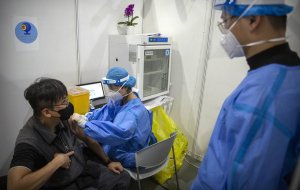 [80%+] Эксперт заявил, что массовая вакцинация не останавливает распространение коронавируса. Сегодня основной целью прививок является снижение опасности осложнений и уровня смертности