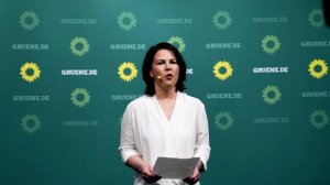 [«Бербок! Ты неправа!»] Читатели Der Spiegel раскритиковали слова Бербок в адрес «СП—2» и негосударственное «митинговое» мышление. Пора спешиться с выборного Росинанта в рабочие кабинеты: зима на носу