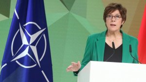 Глава минобороны Германии призвала НАТО начать угрожать России   (Глава минобороны Германии: НАТО должна применить оружие против России)