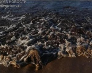 На Байкале заметили черные пятна и стойкий запах мазута