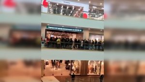 В торговых центрах Петербурга скопились очереди на вакцинацию