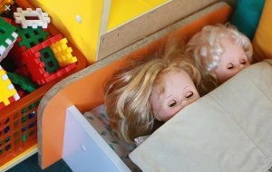 [«Наше чувство долга»] «Мама устала и уснула»: 4-летняя малышка из Ачинска самостоятельно оделась и ушла в детский сад