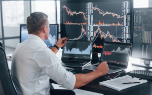 Стагфляция — мегариск для рынков. Высокая инфляция и замедление экономического роста вызывают опасения, что экономика движется к стагфляции. При таком сценарии уязвимыми становятся рынки