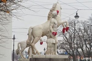 Памятники в Москве и Санкт-Петербурге утеплили варежками