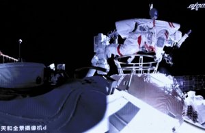 Первая китайская женщина-космонавт совершила выход в открытый космос