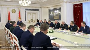 Лукашенко: В лагерь беженцев на границу с Польшей перебрасывают оружие.