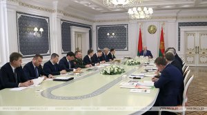 Лукашенко предупредил ЕС о готовности жестко ответить на новые пакеты санкций: «Мы обогреваем Европу, а они нам ещё и угрожают, что закроют границу! А если мы перекроем природный газ туда?»