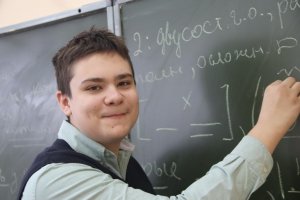Иван Касьянов, 11-классник Бийского лицея-интерната Алтайского края, стал абсолютным победителем Международной олимпиады по физике имени Аль-Фергани