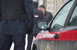В Казани сотрудники вневедомственной охраны Росгвардии задержали нетрезвого мужчину, подозреваемого в ножевом ранении супруги