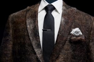 Австралийские дизайнеры сшили костюм из мужских усов