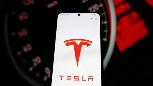 Водители Tesla не смогли завести свои машины из-за сбоя приложения