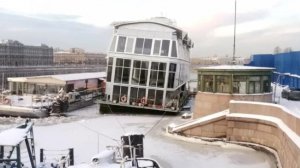 В Петербурге тонет плавучий ресторан у Биржевого моста