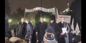 «Вакцинация делает свободной»: новое глумление над Холокостом в Польше