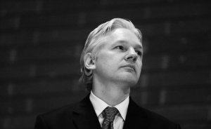 The Guardian предлагает Байдену начать с себя и снять с Ассанжа все обвинения