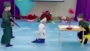 Как в 1986-м: в детсаду Казахстана разыграли сценку расстрела студента   (В Казахстане дети в садике изобразили, как советские солдаты расстреляли студента)