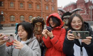 "...цены на мобильную связь и интернет в России обескураживают..."  (Yahoo Newn Japan (Япония): стоимость связи в России самая лучшая с точки зрения затрат и эффективности)