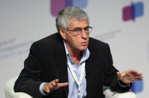 Главного раввина России попросили исключить депутата Хинштейна из евреев