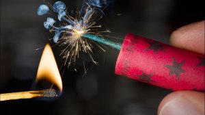 В России предложили засыпать прах умерших в петарды.