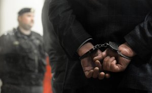 Торговца с митинского рынка задержали при продаже микрочипов для С-400