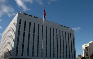 В посольстве РФ заявили, что Москва не пойдет на уступки из-за угрозы санкций США   (Генератором напряженности является не Москва, а Вашингтон, отметили дипломаты)