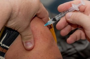 Почему вакцинация в Украине часто бывает смертельной?
