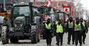 Мэр признал потерю контроля над ситуацией в Оттаве из-за протестов и объявил режим ЧП