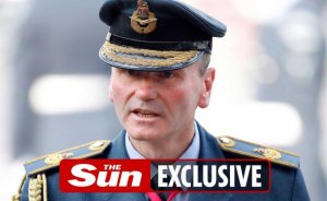 Их нравы: соседи бегавшего голым маршала авиации ВВС Великобритании требуют наказания